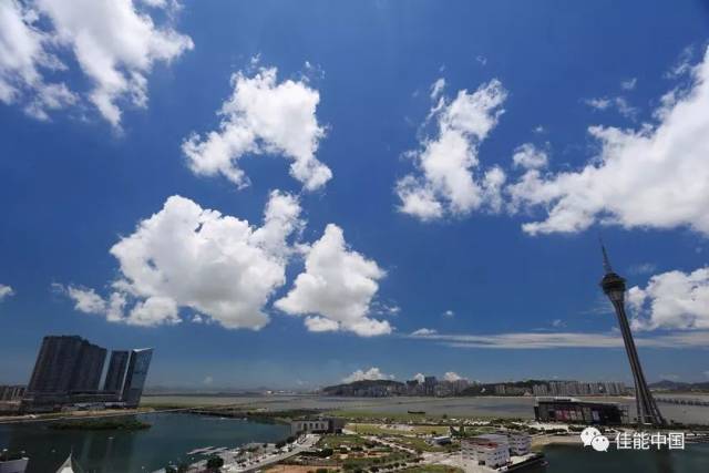 这张照片运用广角镜头的特性使整个画面呈现出变形的形态,给人以进入