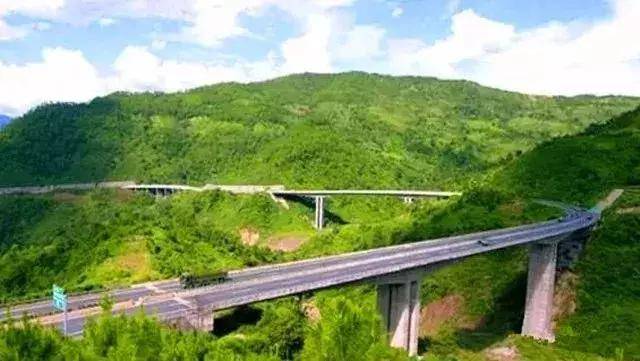 玉临高速起于玉溪市元江县红龙厂 止于临沧市临翔区 新建里程247公里