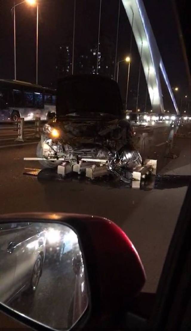 柳州昨晚突發多起嚴重車禍!多輛車子嚴重變形!現場一片狼藉.