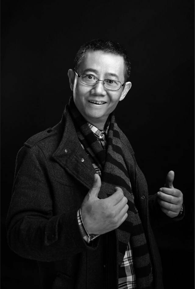 罗诚是成都著名人像摄影师,提及他的大名,在成都摄影圈内人们都会摇头