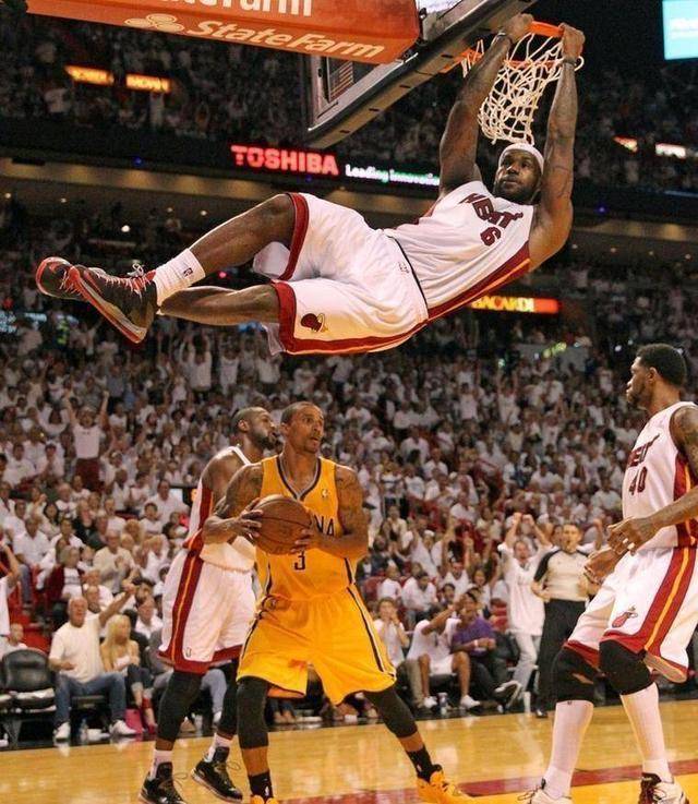 扣篮一直是篮球运动中最充满观赏性的动作之一,但为了保护自己,球员们