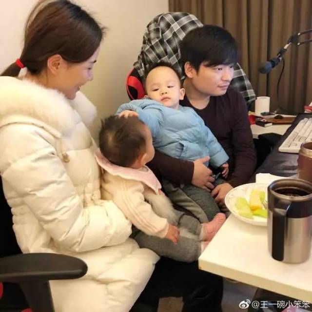 算是dota圈的传奇人物了,龙神退役之后,直播人气非常高,而且跟王婉茹