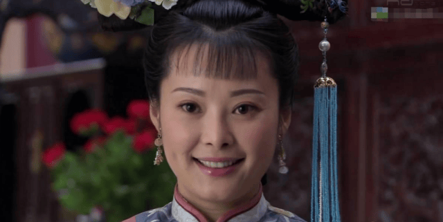 扮演的是一个活泼可爱,古灵精怪,并且和纪晓岚一样伶牙俐齿的杜小月