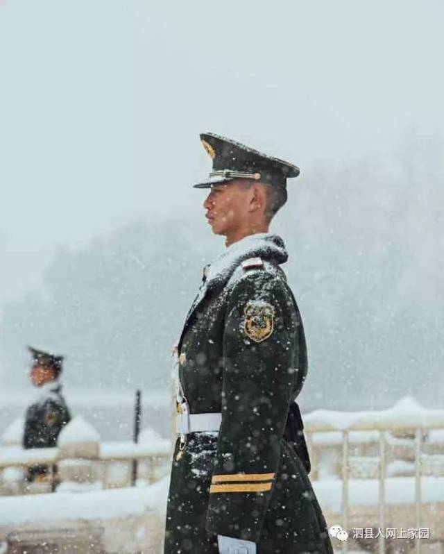 军人冒大雪站岗照图片