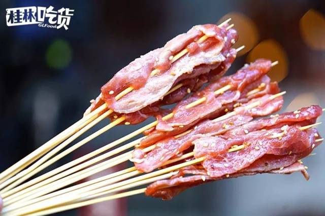 在三个城市连开三家烧烤店后,他竟然跑克文化宫摆摊卖烤串.