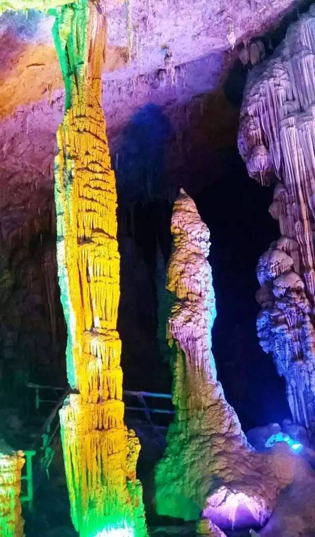 神笔仙洞景区,是由罕见的黄腊钟乳石构造而成的地下溶洞,经高科技灯光