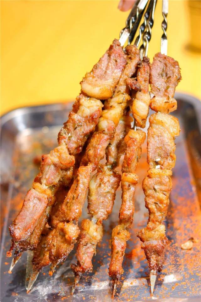 这个ufo里面变出来的烤羊肉串,好吃得我连手指拇都舔了三遍.