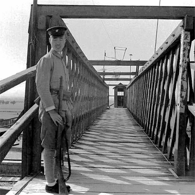 这名伪军,八字眉,三角眼,一嘴龅牙,形象太有"喜感"