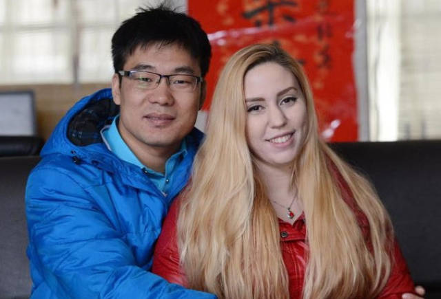 东北小伙小费和美国费城姑娘黄小芸,是大学同学,相恋结婚.
