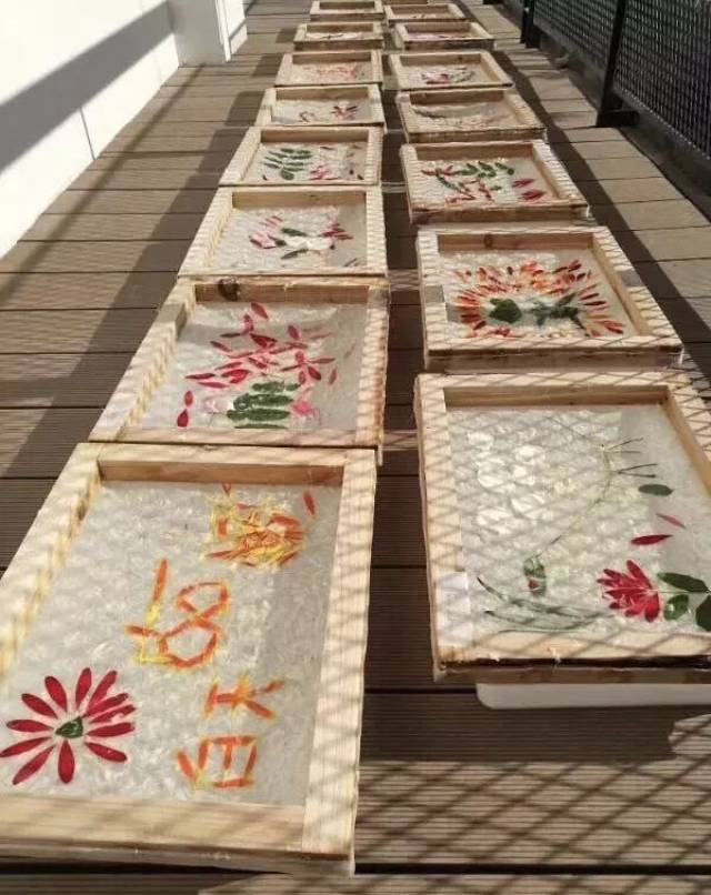 古法造纸来自贵州延续千年的原始造纸方法,用构树皮制作纸浆,采用古法
