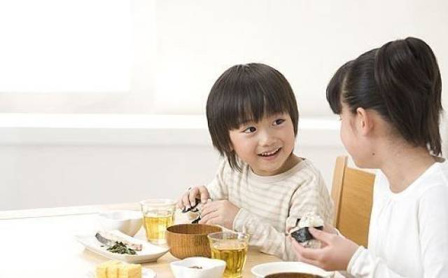 吃饭慢吞吞的,看着孩子一口分三次吃,妈妈们恨不得上去两口就喂他们