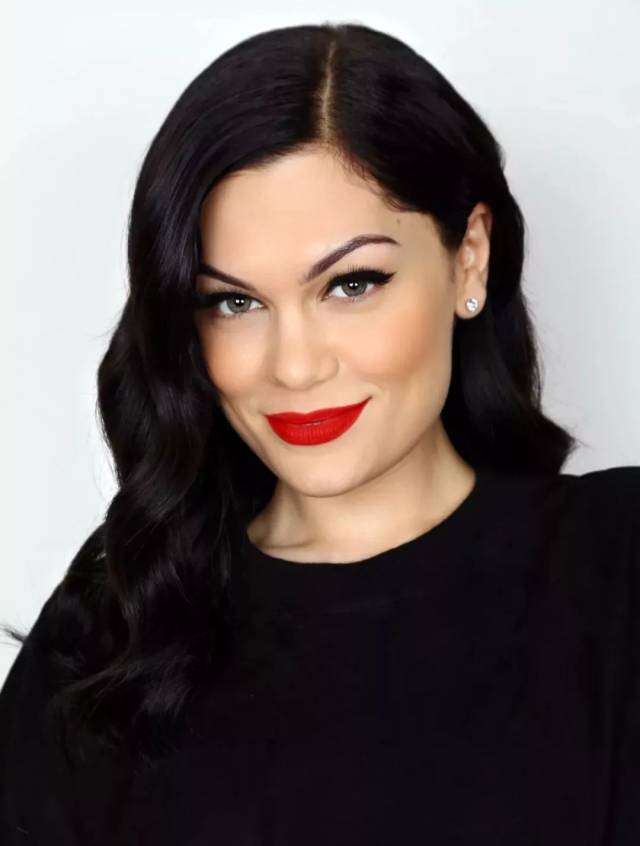 实力,她是英国好声音史上最年轻的评委,唱过伦敦奥运会,提名过格莱美