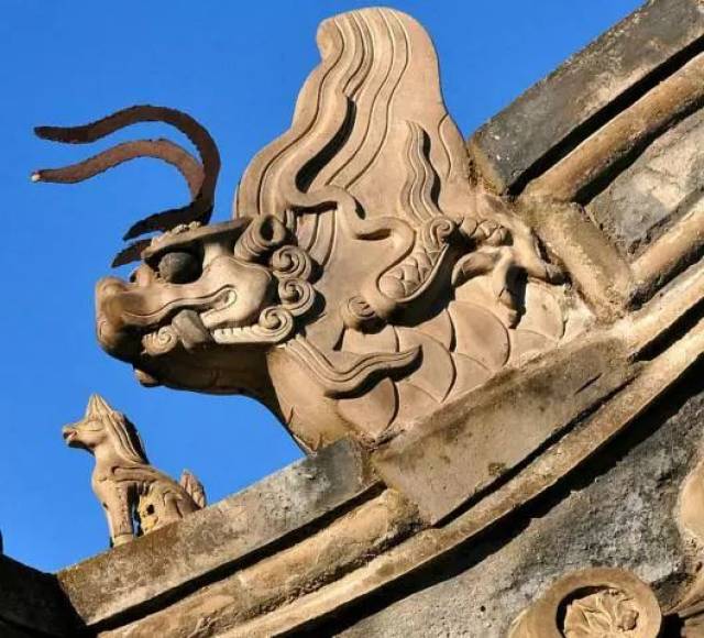 三子:嘲风,上古瑞兽,喜好坐险观望,象征着吉祥,美观和威严,常存在于