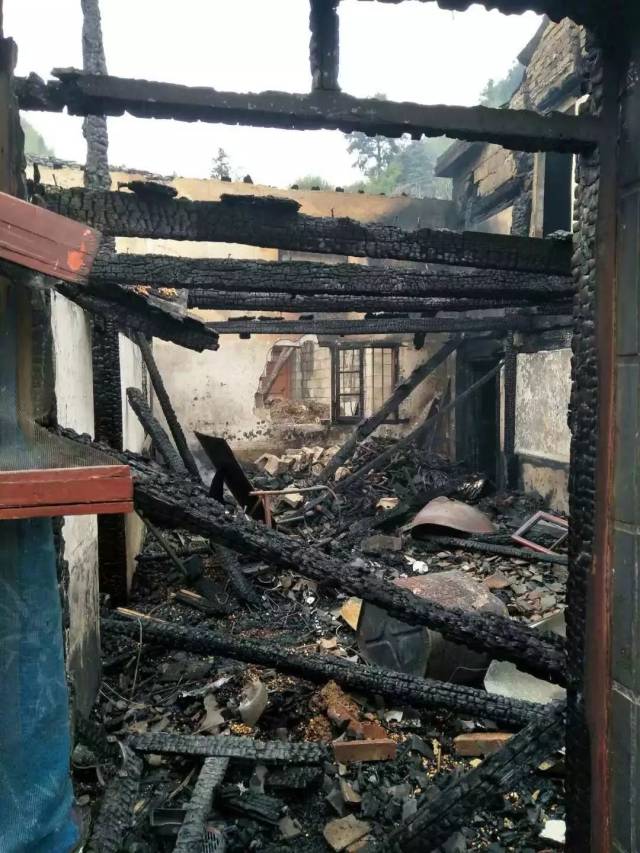 曲靖发生一起火灾烧毁房屋6间现金24000元粮食49吨视频