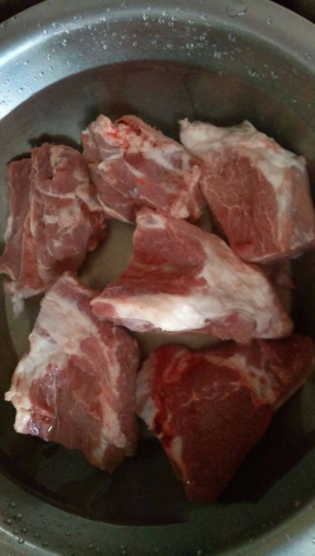 1,排骨叫摊贩剁成小块,放入清水中冲掉杂质,如果肉太厚,用刀分成