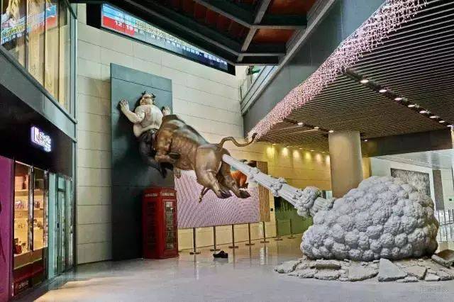 以及最颠覆传统购物中心的就是交互空间和体验空间摆放大型雕塑作品