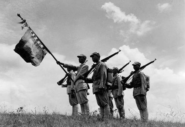 部下让他多少吃一点,何文鼎把饭菜推在一边,说:"如果这仗败了,这饭吃