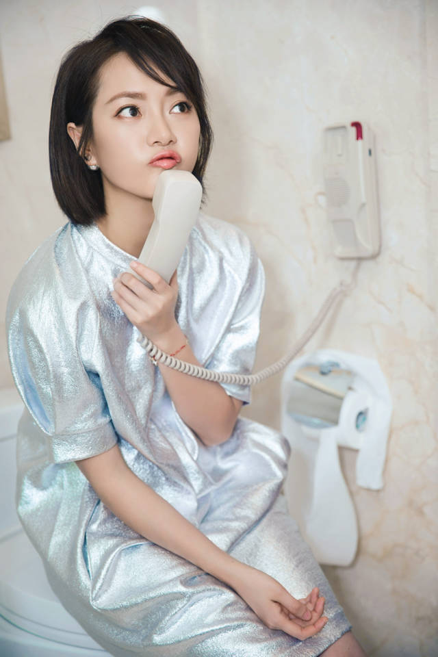 演员杨壹童近日曝光一组居家写真,照片中她身着宽松的银白色休闲