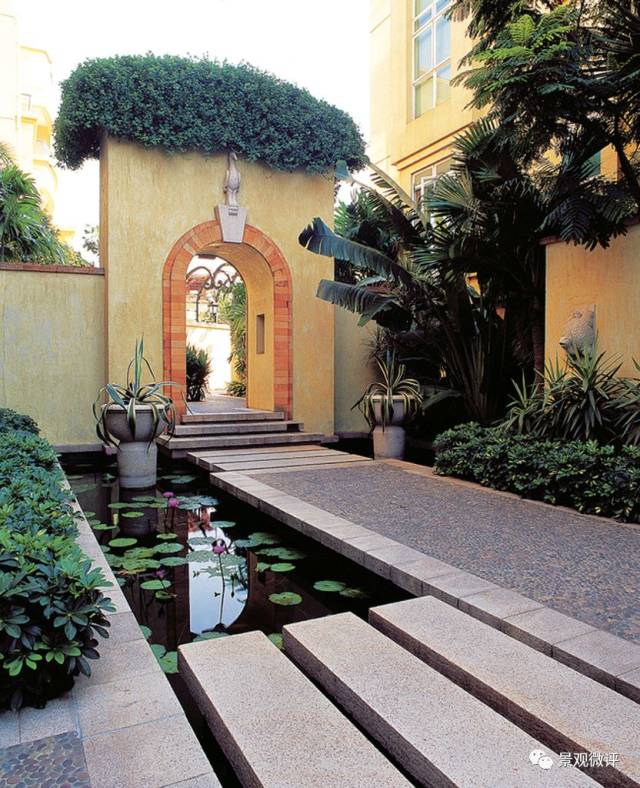 可起到展现景物的功能,而且由于其自然的不规则性,不