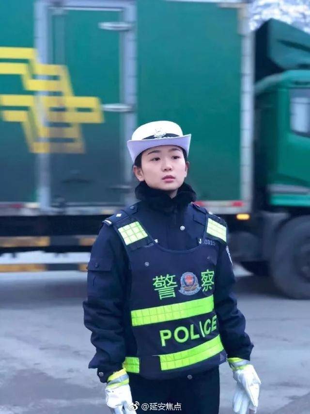 延安网红美女交警比西安的不差看起来也是萌萌哒小姐姐