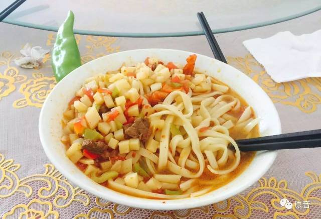 我在固原原州区头营镇蹲点采访在镇食堂的午餐洋芋面 青辣椒是就着面