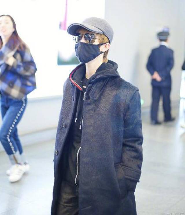 郭敬明身穿长款大衣遭人堵拍,吓得赶紧脱衣拔腿就跑