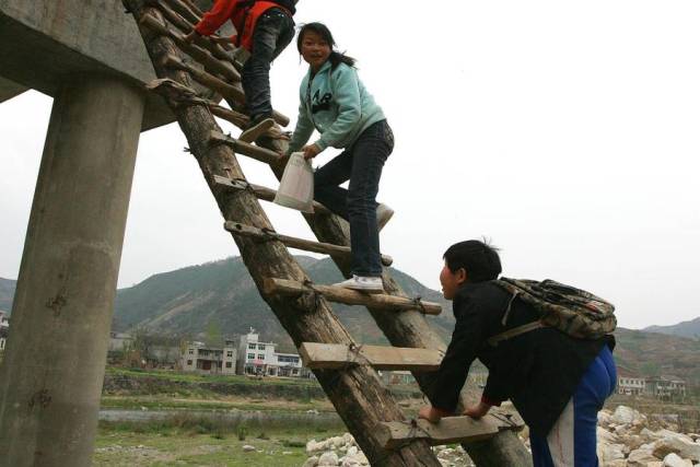 图片故事蜀道难细数山区孩子走过的艰辛上学路