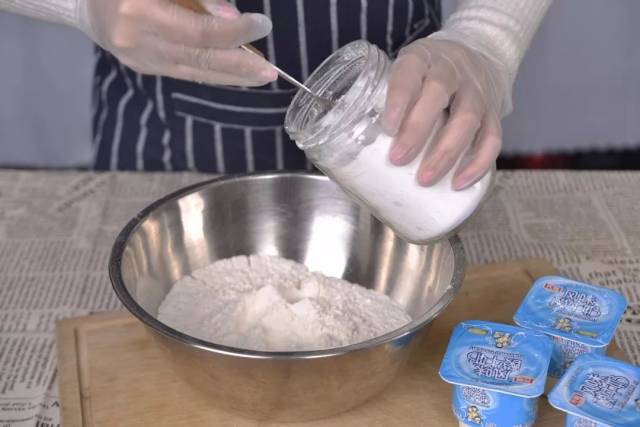 4.将盐和泡打粉加入面粉中拌匀