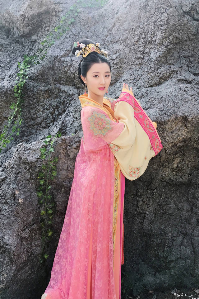 温伟基执导,许镇耀,侯梦瑶,张熠,胡樱子等主演的古装电视剧《长安丽人