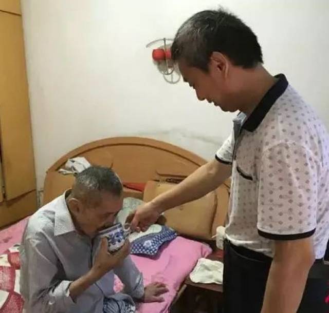 【暖新闻】退休民警多年悉心照顾高龄瘫痪父亲