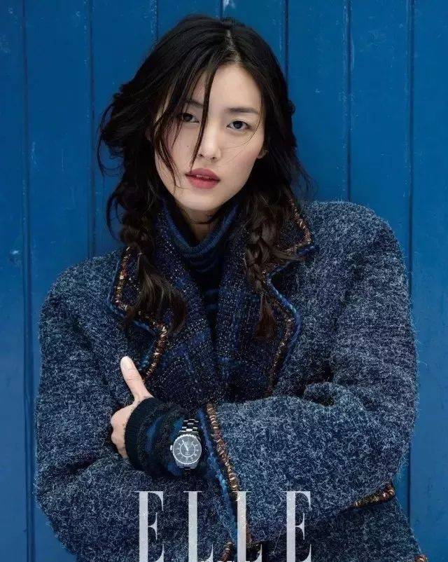 看似日常的发型也同样能拍大片,看我们的刘雯你就知道了.