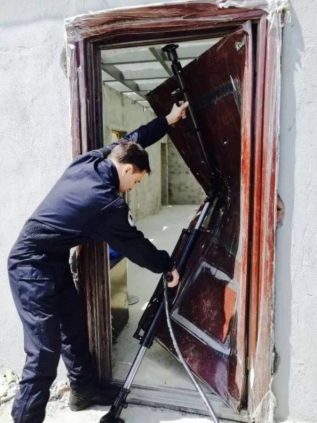 【围观】霸气开门利器,消防救援20秒打开外开带多重锁的锁防盗门!