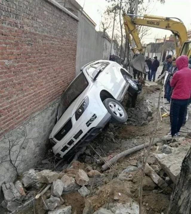 平邑昨天的出车祸图片