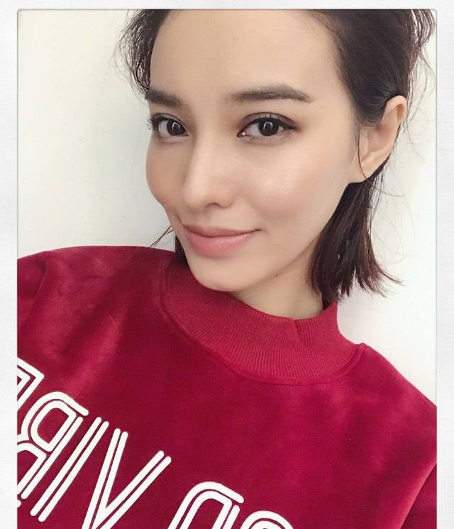 欧弟的老婆郑云灿是地道的重庆妹子,身兼广告公司总监和平面模特,年轻