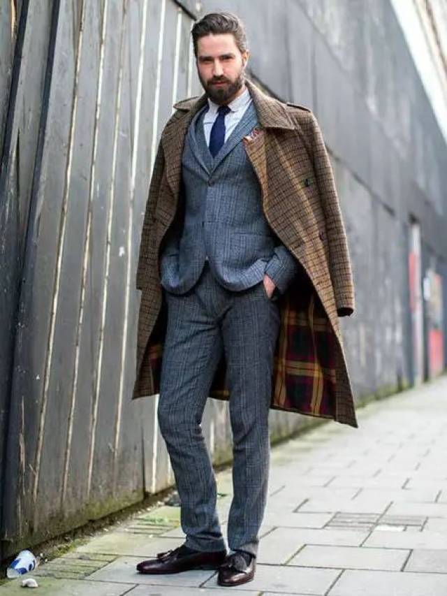 将复古格纹大衣披在西装外,看起来会有一种特别的英国绅士气质