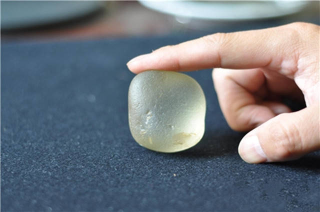 农村女子池边洗菜,发现"透明石头",鉴定后,直呼自己运气好