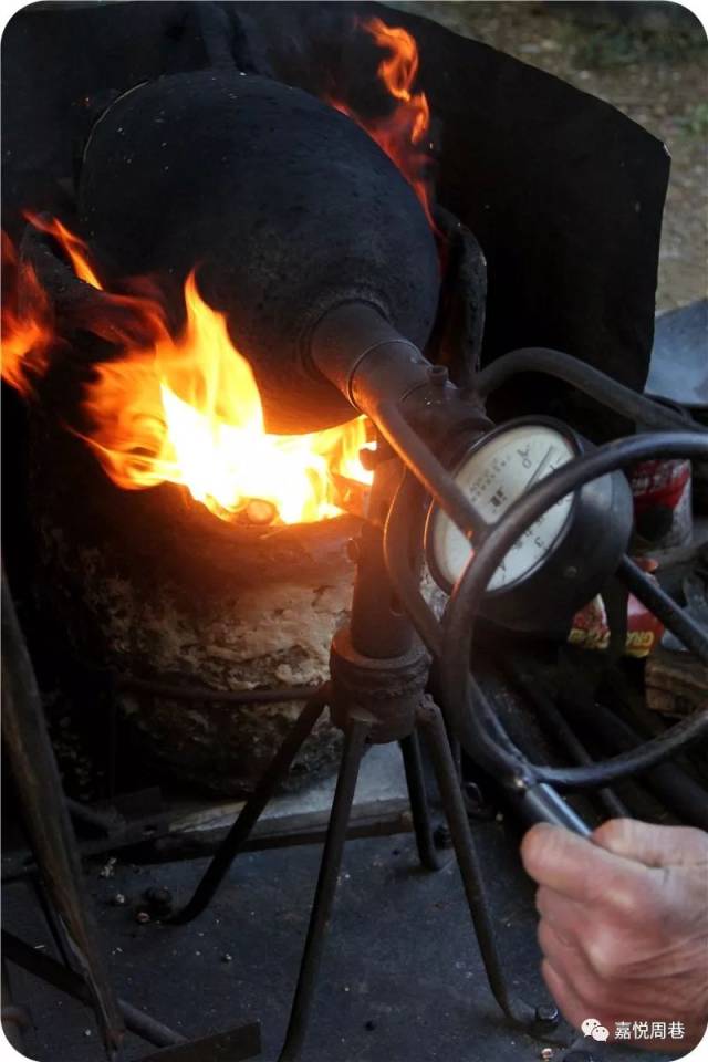 这年头,敢在街头玩炮的,只剩下爆米花的手艺人了