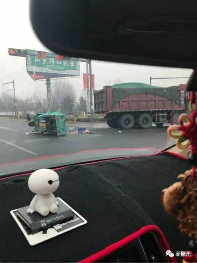 今早鲍沟路口发生车祸,现场发现不明碎肉/伦达红绿灯出发生车祸,下雨