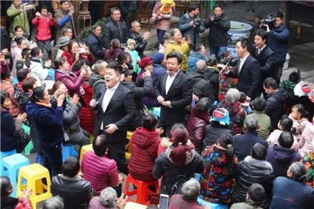 现场观众掌声雷动