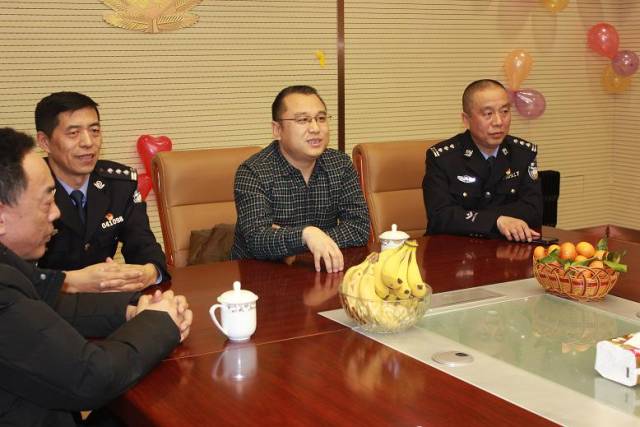 代表公安处党委向呼和东所全体干警及工作人员致新年贺辞,所长牛玉良