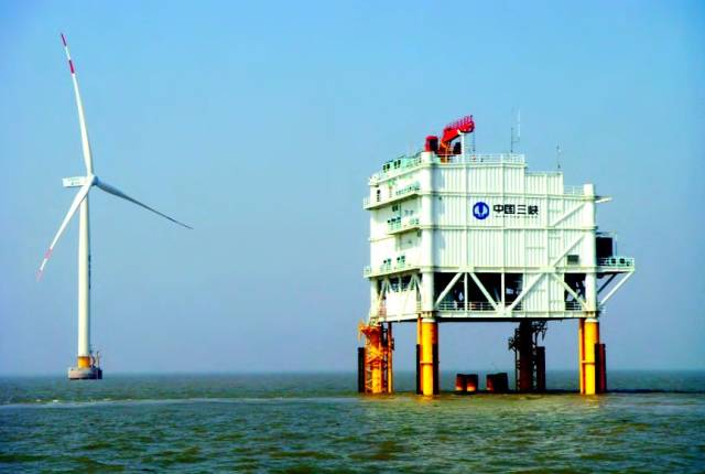 风电场主要的能量传递和转换设备是变压器.