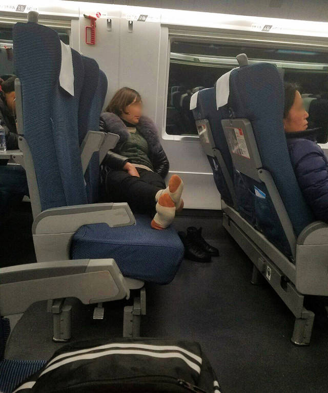 一女子高铁上脱鞋睡觉 熏坏一车厢乘客