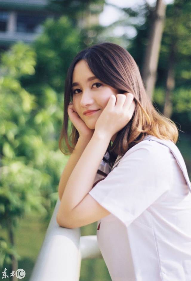 你双手托腮,淡淡地笑容,胜过千言万语,女孩的心事你别猜,猜来猜去也猜