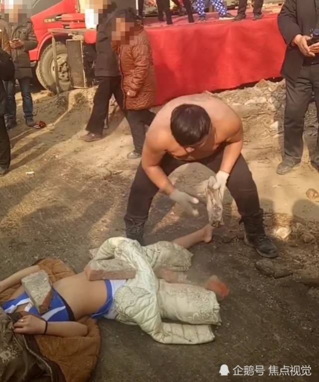 保定女子躺地露肚皮 一壮汉在其身上砸砖头