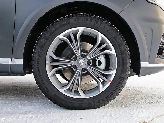 ts均配备了尺寸为235/55 r19的马牌contivikingcontact 6冬季轮胎,抓