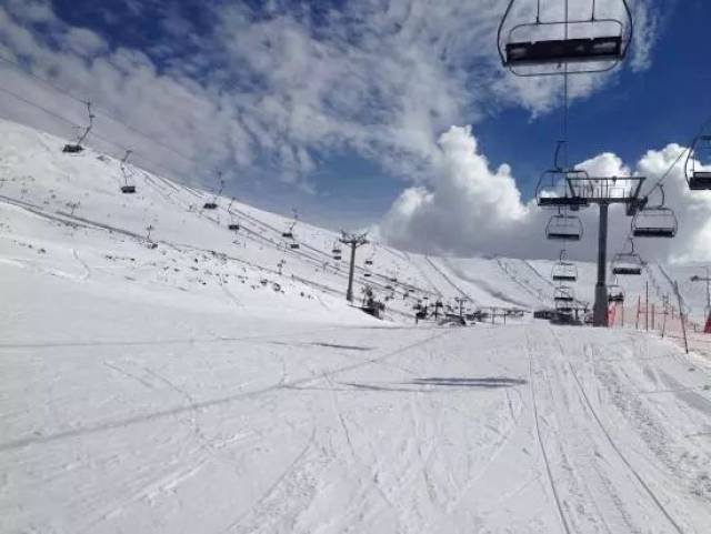 特点是:雪场设置9个绿道,15个蓝道和3个红道,即使初学者也不用担心!