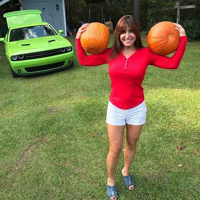 54岁乡村大妈健身,身材如同少女,老公却挺着大肚腩,胡子发白