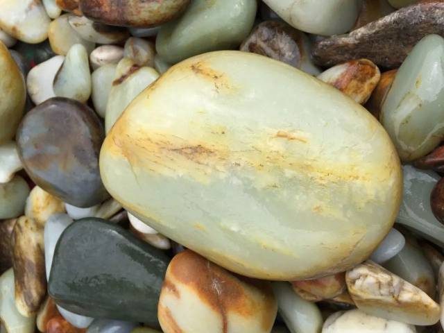 新疆 和田玉 原石 沁色自然 新疆 和田玉 原石 沁色自然