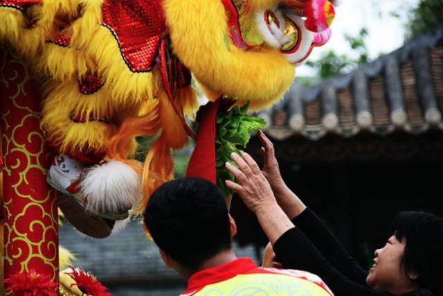 醒狮采青交给市民,生菜生财,人财两旺 小吃"名不副实"