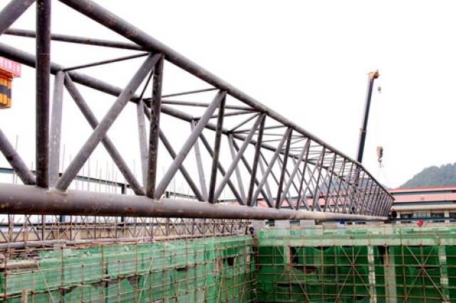 中铁二十局贵州公司贵安职业学院项目最大跨度钢桁梁成功首吊